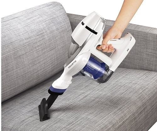 Aspirateur balai Rowenta Air Force 360 RH9057WO utilisé sur un canapé